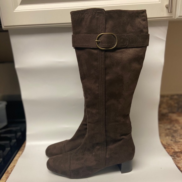 Pesaro Brown Suede Tall Chunky Heel Boot w Buckle - Picture 3 of 8